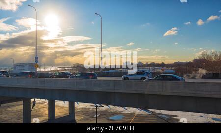 Chicago, Illinois, Stati Uniti. 12 dicembre 2017. Una vista degli inverni del sole che sorge sul Lake Shore Drive di Chicago. Credit: Kenneth Johnson/ZUMA Wire/ZUMAPRESS.com/Alamy Live News Foto Stock