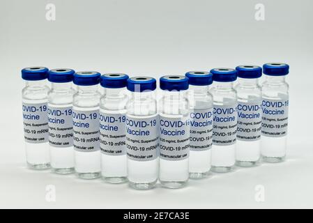 Flaconcini di vetro con vaccino Covid-19 isolati su fondo bianco. Foto Stock