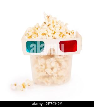 Secchio a strisce di carta con popcorn e occhiali 3D isolati su sfondo bianco con percorso di ritaglio. Foto Stock