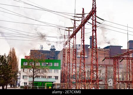 sottostazione elettrica per l'alimentazione elettrica dell'impianto metallurgico. camini da fumo. Foto Stock