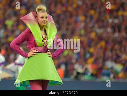 BERLINO, GERMANIA - 6 GIUGNO 2015: Cheerleader ritratto durante la finale della UEFA Champions League 2014/15 tra Juventus Torino e FC Barcelona all'Olympiastadion. Foto Stock