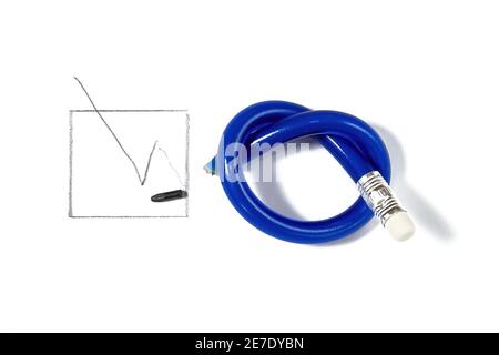La matita è stata rotta durante la votazione sulla carta. Concetto simbolico di dissenso ed emozioni Foto Stock