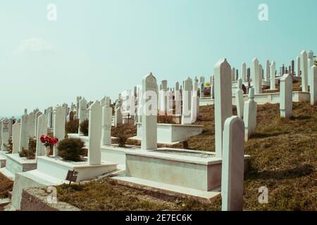 SARAJEVO, BOSNIA-ERZEGOVINA, 05 LUGLIO 2017 - Cimitero musulmano dedicato alle vittime della guerra bosniaca, a Sarajevo, Bosnia-Erzegovina. Mar Foto Stock