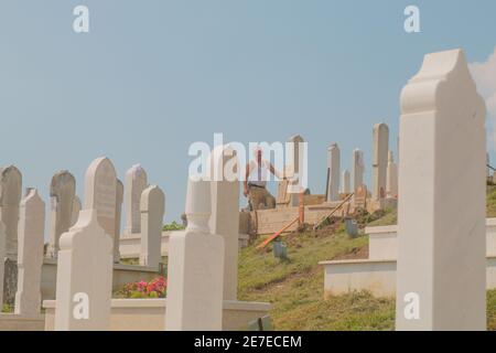 SARAJEVO, BOSNIA-ERZEGOVINA, 05 LUGLIO 2017 - Cimitero musulmano dedicato alle vittime della guerra bosniaca, a Sarajevo, Bosnia-Erzegovina. Mar Foto Stock