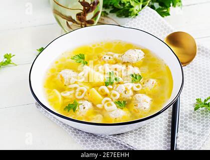 Zuppa di polpette di pollo e pasta sani. Ricetta semplice per cucinare a casa. Foto Stock