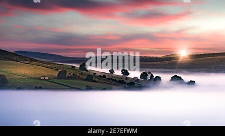 Mist in the Hope Valley, Derbyshire Peak District, Regno Unito Foto Stock