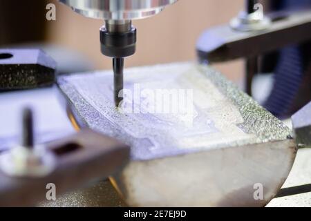 Fresatrice tornitura taglio di pezzi metallici in mostra lavorazione metalli Foto Stock