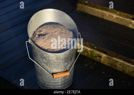 Primo piano di uomo mano apertura camino cenere vassoio raccoglitore secchio  con vecchio retrò vintage oggetto interno casa Foto stock - Alamy