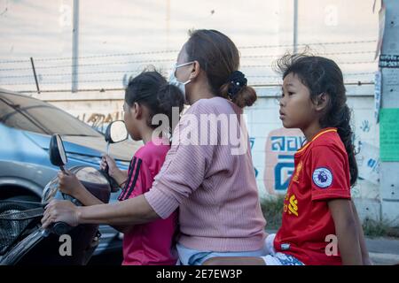 SAMUT PRAKAN, THAILANDIA, 14 2020 MARZO, UNA donna cavalcare una moto con due bambine. Foto Stock