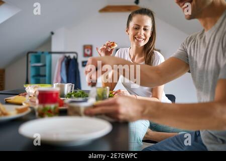 Una giovane coppia innamorata ama fare colazione in un'atmosfera rilassata a casa propria. Coppia, casa, colazione, incontro Foto Stock