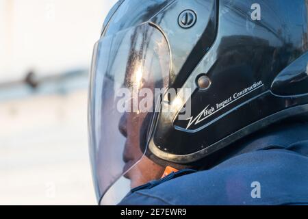 SAMUT PRAKAN, THAILANDIA, 14 2020 MARZO, il ritratto di un uomo in un casco che cavalcava una moto. Foto Stock