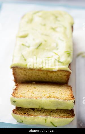 Torta di pane all'avocado tiglio zesty Foto Stock