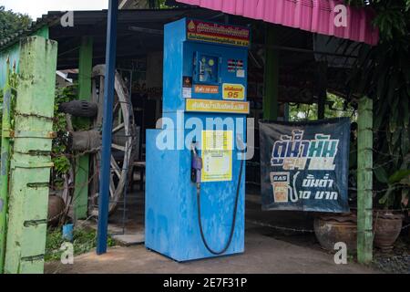 NAKHON NAYOK, THAILANDIA, LUGLIO 07 2020, la macchina di pompa automatica self-service del combustibile al villaggio. Foto Stock