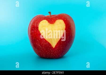 Taglio a forma di cuore su una mela rossa. Foto Stock