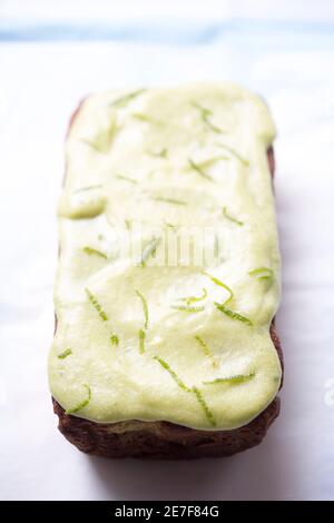 Torta di pane all'avocado tiglio zesty Foto Stock