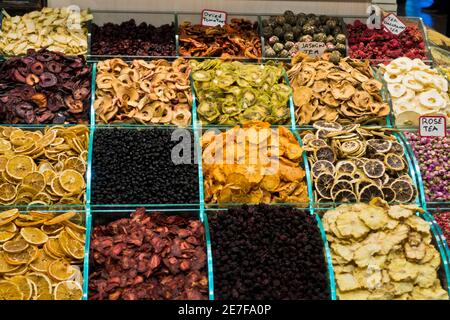 Vari frutti secchi al Bazaar di Istanbul nella parte storica del centro di Istanbul, Turchia Foto Stock