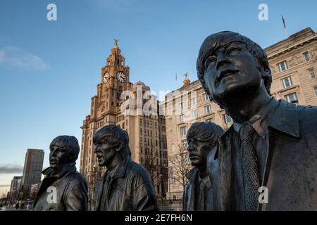 La scultura della statua dei Beatles al Pier Head sul lungomare di Liverpools, Liverpool, Merseyside Foto Stock