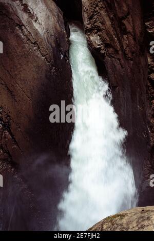 Spettacolare cascata della Trümmelbach cade all'interno della montagna - Valle di Lauterbrunnen, Oberland Bernese, Svizzera Foto Stock