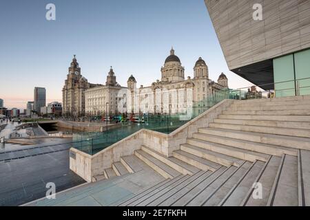 Il lungomare di Liverpool dal Steps of Liverpool Museum, Liverpool, Merseyside Foto Stock