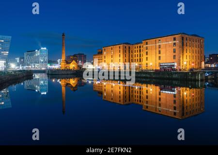 Il Merseyside Maritime Museum rifletteva di notte, Liverpool, Merseyside Foto Stock