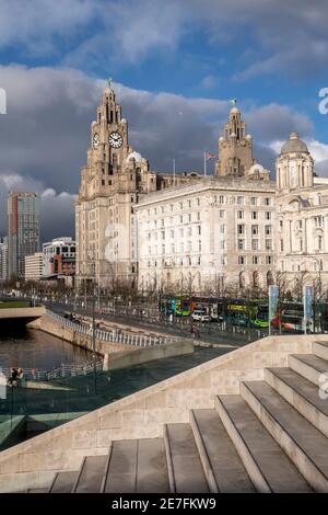 Il Pier Head e gli edifici Royal Liver, il lungomare di Liverpool e Merseyside Foto Stock