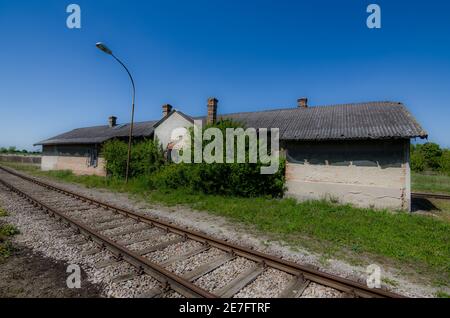 vecchia casa abbandonata dei punti ferroviari Foto Stock