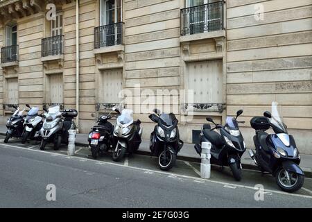 Parcheggio per scooter e motociclette, Neuilly-sur-Seine, Hauts-de-Seine, Parigi Ovest, Francia, Europa Foto Stock