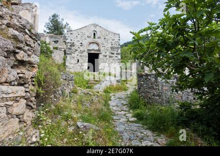 Vecchia chiesa a Kayakoy abbandonato villaggio greco, vicino Oludeniz spiaggia, Fethiye, Turchia Foto Stock