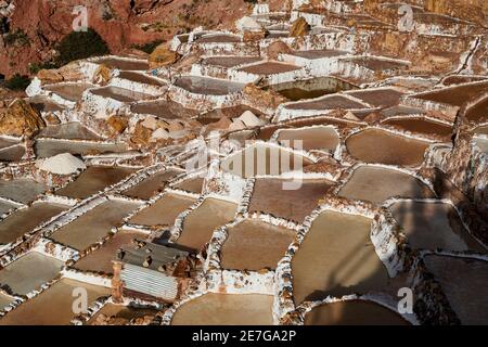 Stagni di sale di Maras nella Valle Sacra degli Incas, vicino a Urubamba, una popolare destinazione turistica vicino Cuzco e Machu Picchu in Perù. BA Foto Stock