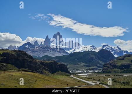 Il Monte Fitzroy è un'alta e caratteristica vetta montana nell'Argentina meridionale, Patagonia, in Sud America e una popolare destinazione di viaggio per escursioni a piedi Foto Stock