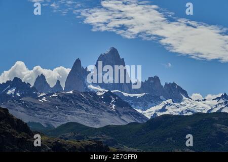 Il Monte Fitzroy è un'alta e caratteristica vetta montana nell'Argentina meridionale, Patagonia, in Sud America e una popolare destinazione di viaggio per escursioni a piedi Foto Stock