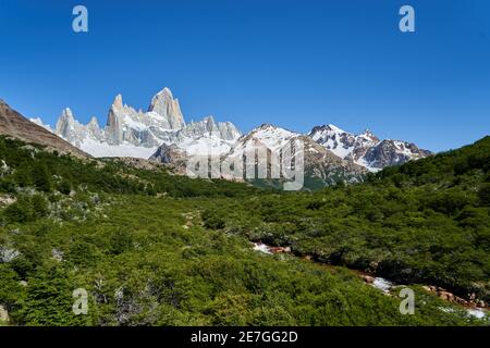 Il Monte Fitzroy è un'alta e caratteristica vetta montana nell'Argentina meridionale, Patagonia, in Sud America e una popolare destinazione di viaggio per escursioni a piedi Foto Stock