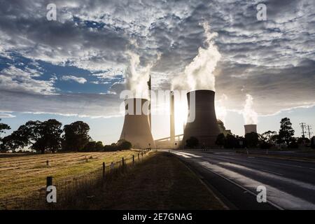 Smokestacks e torri di raffreddamento di centrali elettriche alimentate a carbone. Foto Stock