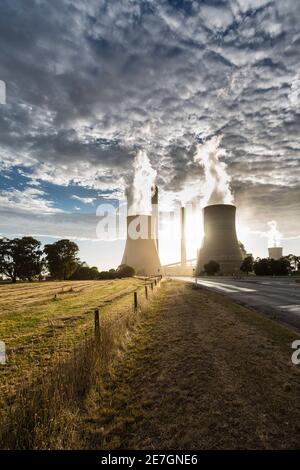 Smokestacks e torri di raffreddamento di centrali elettriche alimentate a carbone. Foto Stock