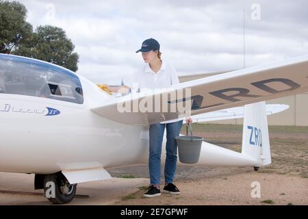 Due giovani donne al Melbourne Gliding Club at the Bacchus Marsh Gliding Center Foto Stock