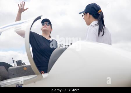 Due giovani donne al Melbourne Gliding Club at the Bacchus Marsh Gliding Center Foto Stock