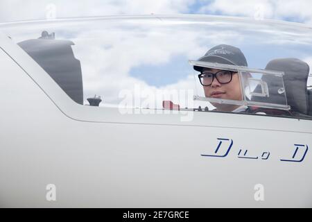 Due giovani donne al Melbourne Gliding Club at the Bacchus Marsh Gliding Center Foto Stock