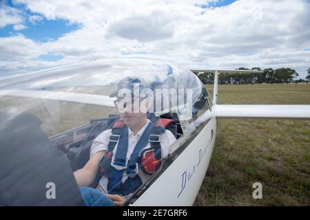 Due giovani donne al Melbourne Gliding Club at the Bacchus Marsh Gliding Center Foto Stock