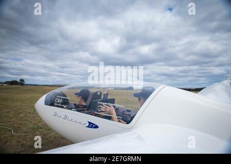 Due giovani donne al Melbourne Gliding Club at the Bacchus Marsh Gliding Center Foto Stock