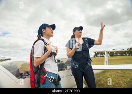 Due giovani donne al Melbourne Gliding Club at the Bacchus Marsh Gliding Center Foto Stock