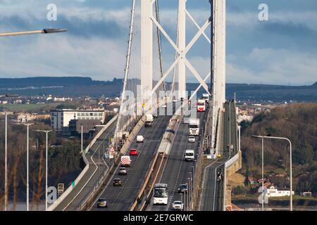 South Queensferry, Scozia, Regno Unito. 30 gennaio 2021. Queensferry Crossing Bridge chiuso e Forth Road Bridge aperto a tutto il traffico questa mattina come esperimento temporaneo di deviazione del traffico è effettuato. Gli operatori autostradali stanno studiando la fattibilità di deviare il traffico dalla M90 dal Queensferry Crossing sul Forth Road Bridge nei momenti in cui il Queensferry Crossing deve chiudersi, ad esempio a causa del ghiaccio sui cavi. Tuttavia, sono necessari lavori di gestione del traffico estesi poiché non sono stati costruiti punti di accesso al traffico diretto tra le carreggiate su ciascun ponte. PIC; traffico e pe Foto Stock