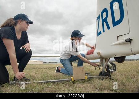 Due giovani donne al Melbourne Gliding Club at the Bacchus Marsh Gliding Center Foto Stock