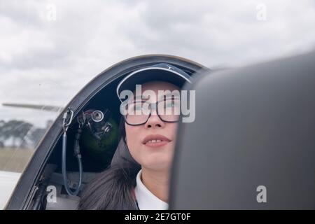 Due giovani donne al Melbourne Gliding Club at the Bacchus Marsh Gliding Center Foto Stock