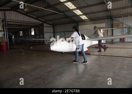 Due giovani donne al Melbourne Gliding Club at the Bacchus Marsh Gliding Center Foto Stock