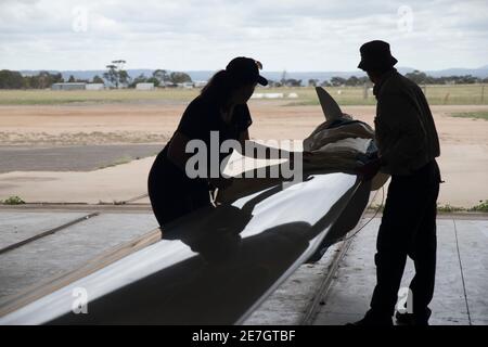 Due giovani donne al Melbourne Gliding Club at the Bacchus Marsh Gliding Center Foto Stock