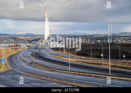 South Queensferry, Scozia, Regno Unito. 30 gennaio 2021. Queensferry Crossing Bridge chiuso e Forth Road Bridge aperto a tutto il traffico questa mattina come esperimento temporaneo di deviazione del traffico è effettuato. Gli operatori autostradali stanno studiando la fattibilità di deviare il traffico dalla M90 dal Queensferry Crossing sul Forth Road Bridge nei momenti in cui il Queensferry Crossing deve chiudersi, ad esempio a causa del ghiaccio sui cavi. Tuttavia, sono necessari lavori di gestione del traffico estesi poiché non sono stati costruiti punti di accesso al traffico diretto tra le carreggiate su ciascun ponte. PIC; autostrada M90 IS Foto Stock