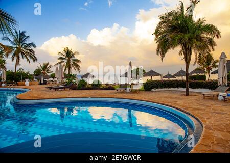 Paesaggio esotico tropicale del mattino con incredibili nuvole Foto Stock