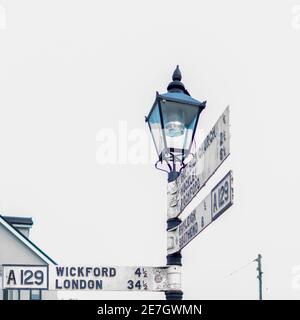 Vecchie e ben affermati cartelli stradali in Essex Foto Stock