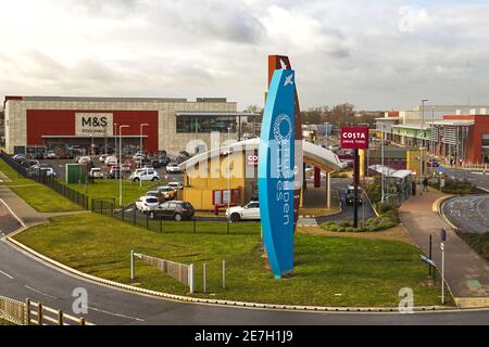 Vista aerea dell'ingresso al Rushden Lakes Shopping Centre, Northamptonshire, Inghilterra, Regno Unito Foto Stock