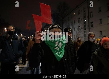 Varsavia, Varsavia, Polonia. 29 gennaio 2021. Un dimostrante ha un thunderbolt rosso, il logo dello Strike delle Donne il 29 gennaio 2021 a Varsavia, Polonia. Migliaia di persone hanno preso parte alla protesta in corso a livello nazionale contro l'inasprimento della legge sull'aborto come oggi ricorre cento giorni dalla sentenza del Tribunale costituzionale, che rende incostituzionale l'aborto in caso di malattia grave e irreversibile del feto. La polizia ha dispiegato diversi blocchi stradali e si sono verificati scontri con i manifestanti che hanno portato agli arresti e all'uso dello spray al pepe contro i manifestanti pacifici. (Credit Image: © Aleksander Kalka/ZUMA Wir Foto Stock